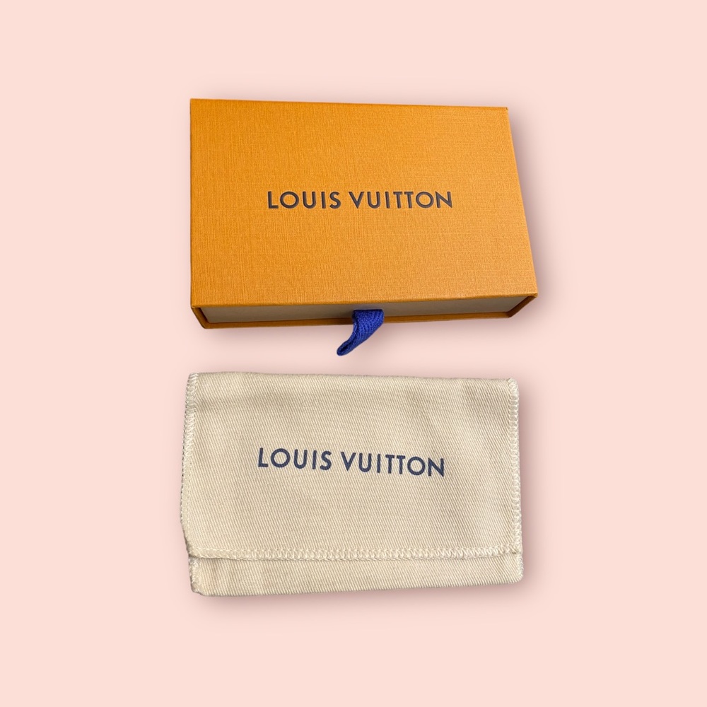 Set of  box and dust bag